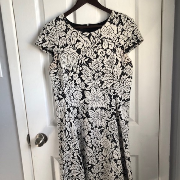 Black and White Flowered Dress - Picture 2 of 4